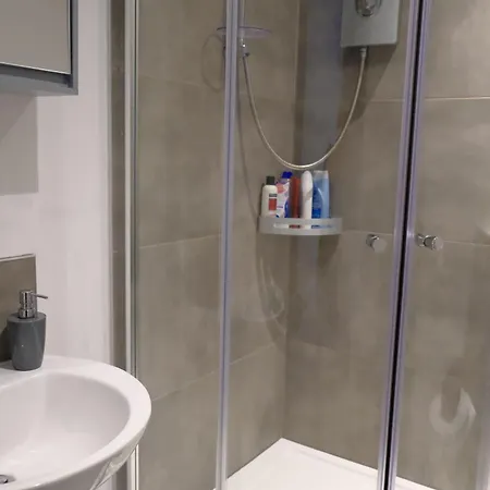 1 Bed With Car Park Cosy Centre Bradford (West Yorkshire)