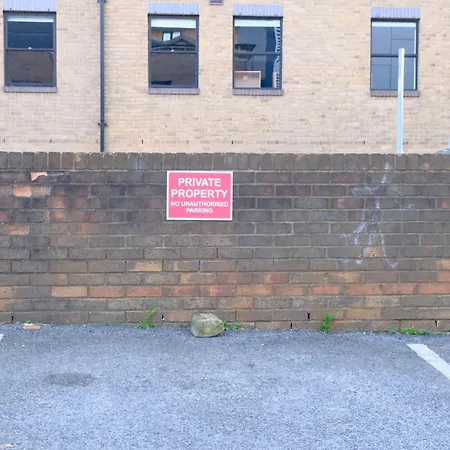 1 Bed With Car Park Cosy Centre Bradford (West Yorkshire)
