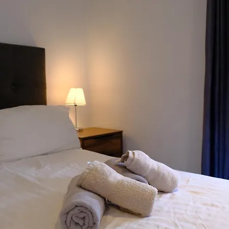 1 Bed With Car Park Cosy Centre Apartment Bradford (West Yorkshire)